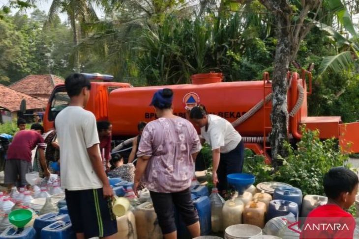 Pemkab Bekasi salurkan 245.000 liter air bersih pada warga di sejumlah wilayah kekeringan