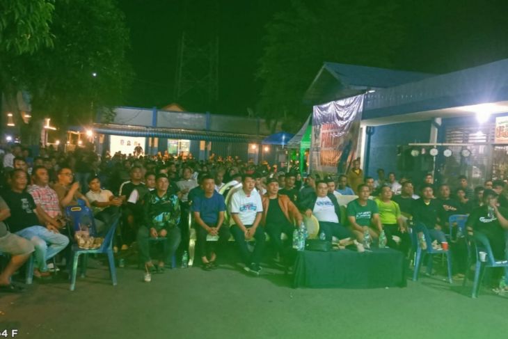 Sejumlah anggota DPRD dan ratusan warga antusias nobar ANTARA di Aekkanopan