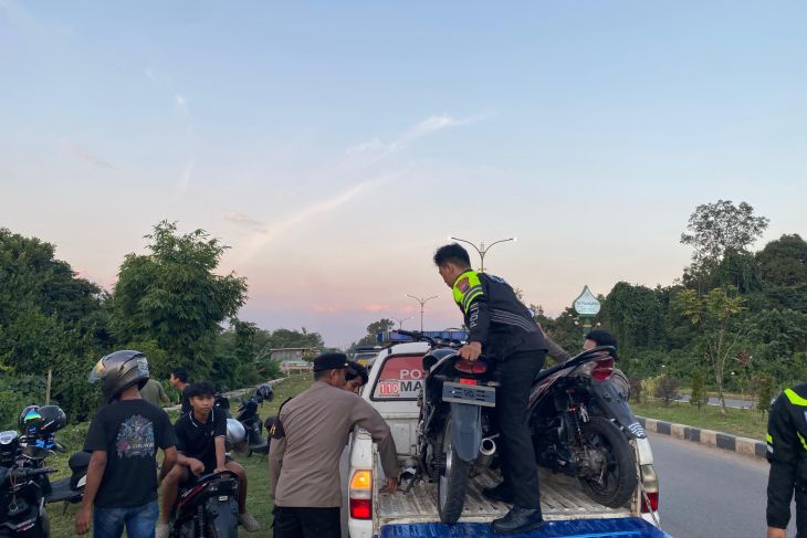 Polres Tabalong bubarkan balap liar di Jalan Nan Sarunai