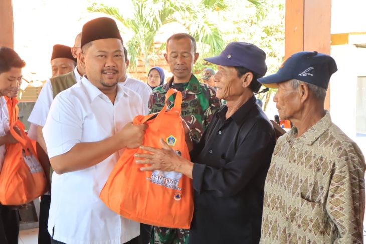 Pemkab Gresik salurkan bansos bagi 1.177 petani terdampak puso