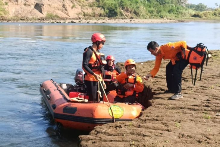 SAR cari pemancing hilang di Sungai Brantas Tulungagung