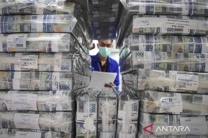 Rupiah melemah seiring serangan AS terhadap Iran