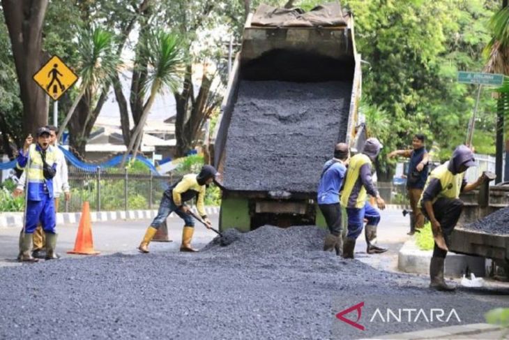 DPUPR Kota Tangerang perbaiki 1.024 titik jalan rusak dengan metode tambal