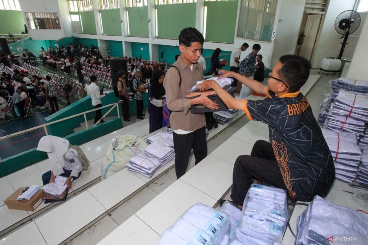 Bantuan perlengkapan sekolah gratis kepada pelajar