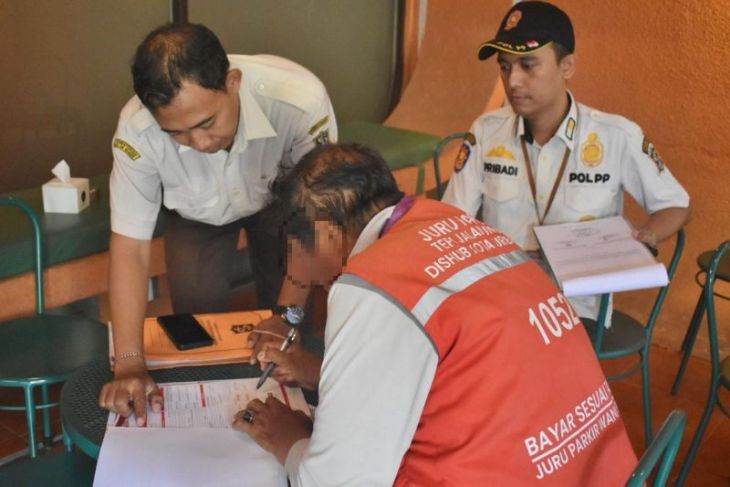 Pemkot Surabaya tertibkan 63 parkir liar satu lokasi ditutup
