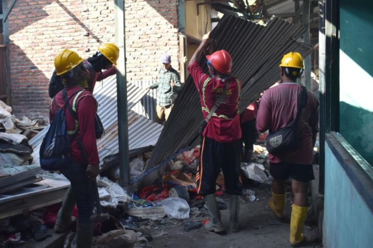 Pemkot Surabaya bongkar 192 lapak tak berizin
