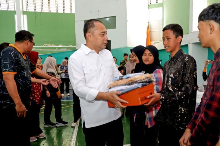 Wali Kota Surabaya serahkan bantuan pendidikan untuk 7.380 pelajar