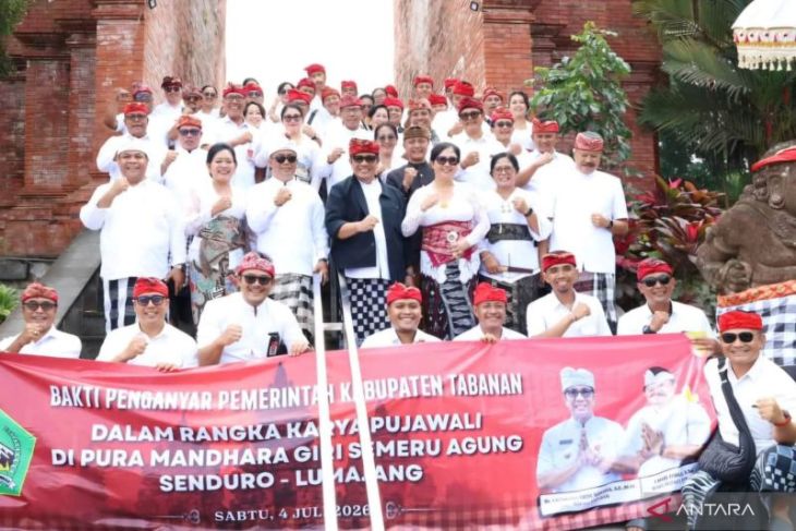 Di Jatim, Bupati Tabanan pimpin persembahyangan ratusan ASN