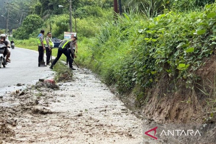 Satlantas Polres Padangsidimpuan bersihkan drainase cegah kerusakan jalan
