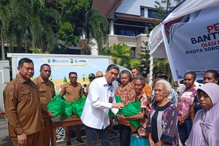Kemenko Pangan salurkan bantuan pangan beras di Kota Sorong
