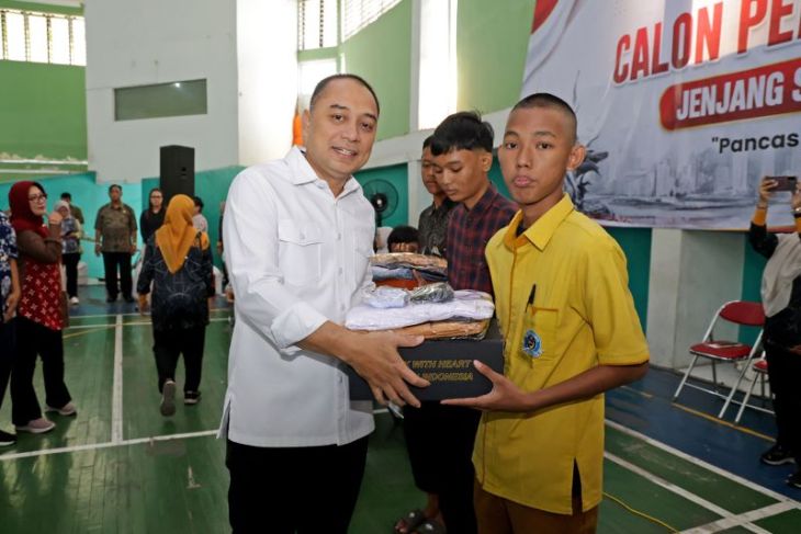 Pemkot Surabaya bantu pendidikan 7.380 siswa SMA/SMK/MA sederajat