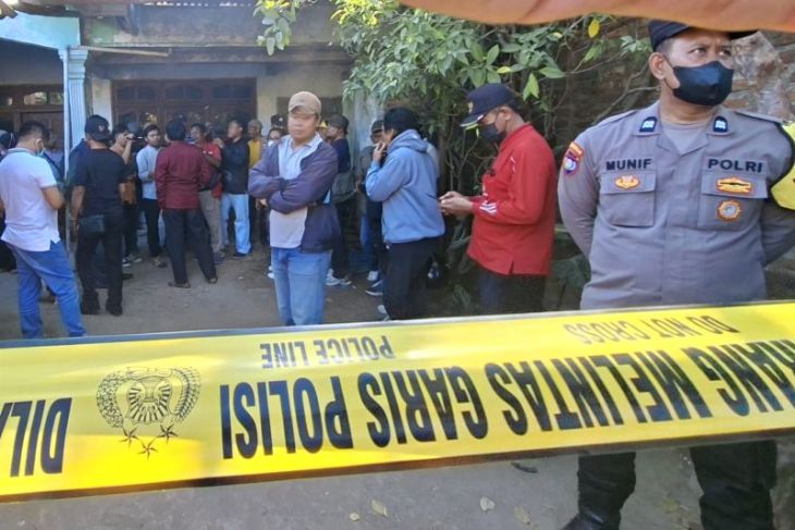 Polres Nganjuk selidiki temuan jenazah pria di pekarangan rumah warga