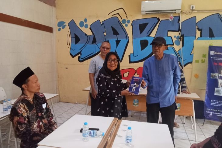 Dosen Unair apresiasi alumni STIKOSA-AWS tetap menulis saat purna