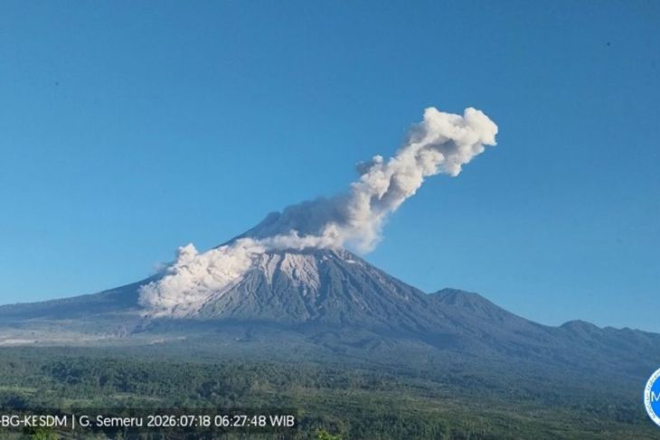 Semeru alami erupsi disertai luncuran awan panas guguran