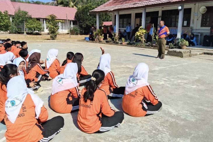BPBD Balangan kenalkan pemadam kebakaran kepada pelajar SMAN 1 Halong