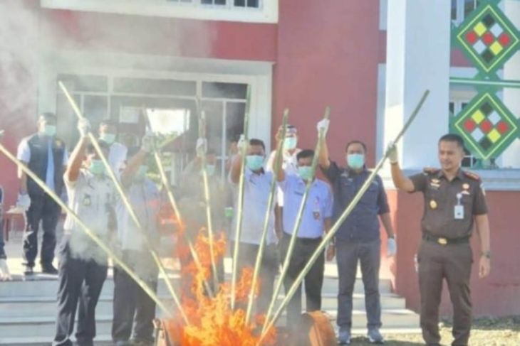 Kejari Simeulue musnahkan barang bukti tindak pidana