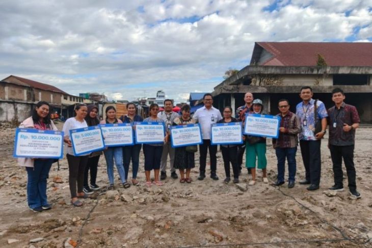 BRI Pematangsiantar serahkan santunan kepada pedagang Pasar Parluasan terdampak kebakaran