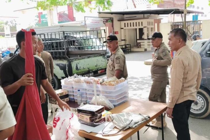 Satpol PP Aceh Timur bongkar lapak di badan jalan dan trotoar