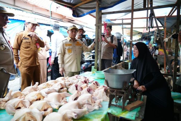 Disdag Tapin prediksi harga ayam dan telur naik jelang maulid