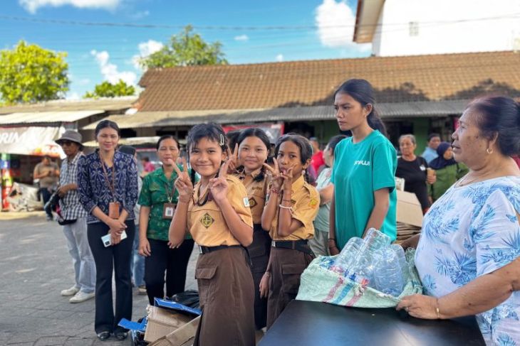 Menabung hasil sampah non-organik melalui SNOWI di Serangan
