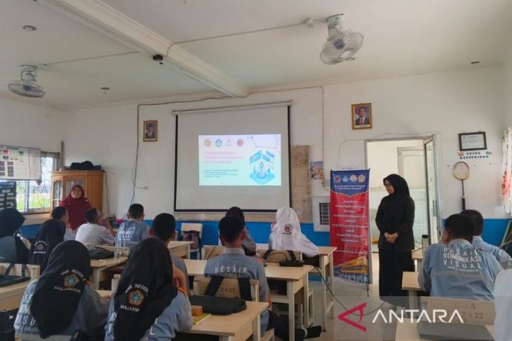 PKM Poliban latih siswa manfaatkan AI sebagai asisten belajar bahasa Inggris