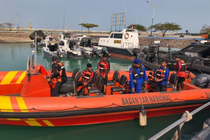 Tim SAR Banten cari penumpang KMP Kirana II yang lompat ke laut