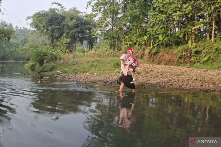 Perjuangan siswa SD di Pandeglang seberangi sungai demi sekolah