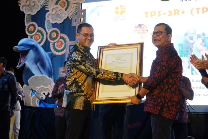 Kemenkum serahkan sertifikat IG Batu Pulaki saat penutupan Lovina Festival
