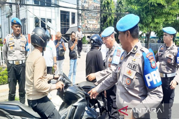Propam Polda Kalsel tindak anggota keluyuran di jalan raya langgar disiplin berkendara