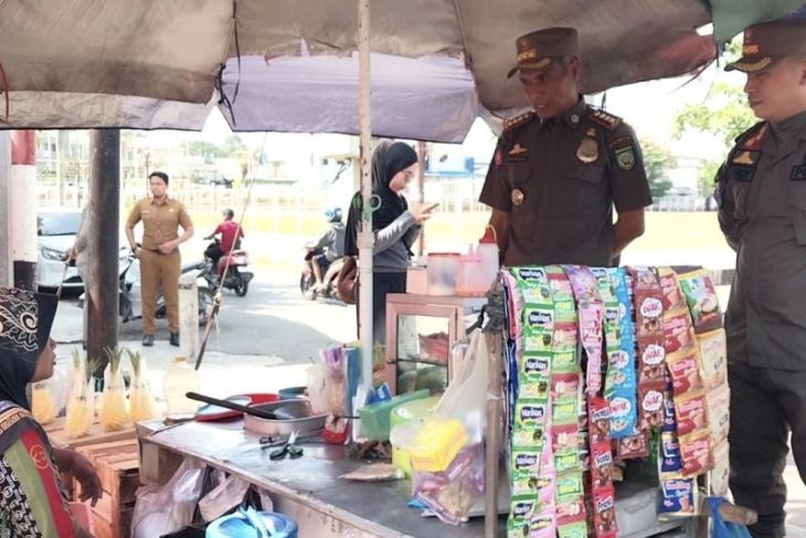 Satpol PP Balangan tegur pedagang nakal secara humanis