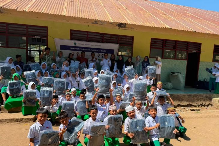YABN - YPKAAR salurkan ribuan paket alat tulis sekolah di Sulawesi Selatan