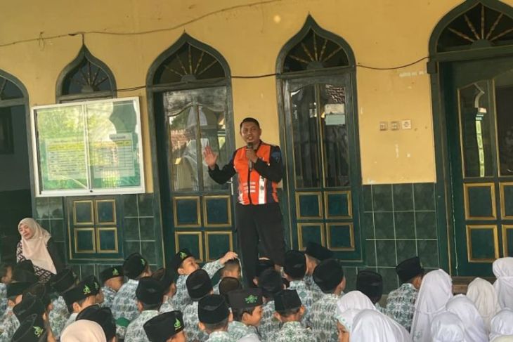 KAI Daop 7 edukasi siswa Nganjuk tentang keselamatan kereta api