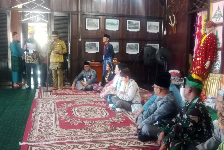 Bupati Belitung jamu dua evaluator UNESCO Global Geopark dengan tradisi makan bedulang