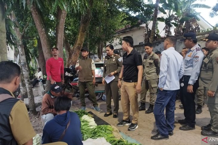 Satpol-PP tertibkan pedagang di area parkir Pasar Rakyat Toboali Bangka Selatan