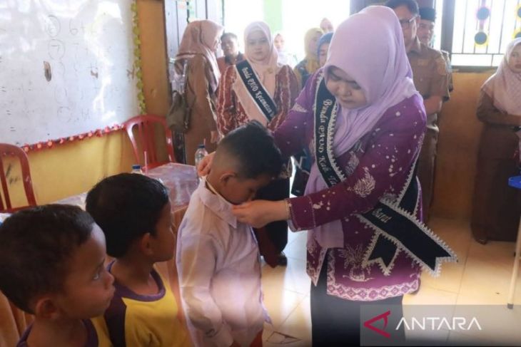 Bunda PAUD Tanjabbar salurkan seragam sekolah gratis