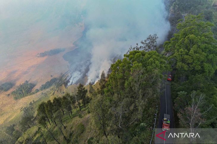 Bromo weather modification awaits clouds, govt boosts water bombing