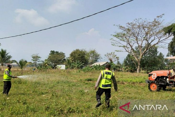 Polisi bantu siapkan lahan jagung seluas 1 hektare di Karawang bantu swasembada pangan