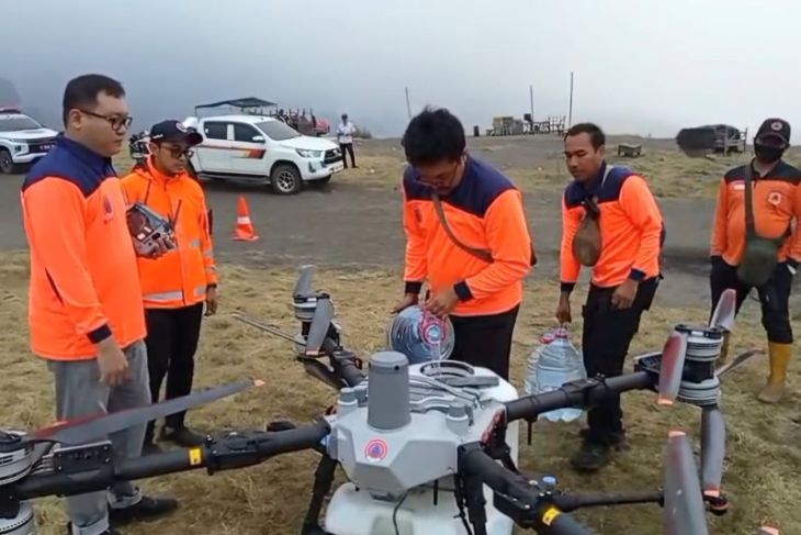 BPBD Jatim kerahkan drone water spray guna padamkan karhutla Bromo