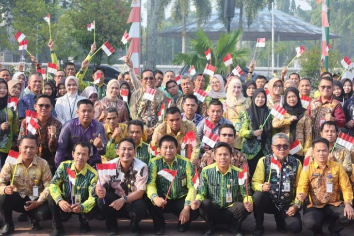 Bupati HSU pimpin gerakan pembagian Bendera Merah Putih