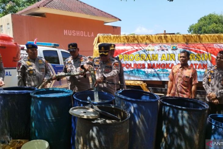 Polres Bangka Selatan salurkan air bersih bagi warga terdampak kekeringan
