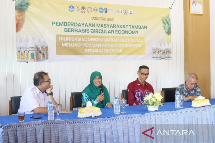 Tim PKM ULM kenalkan pengolahan limbah kulit nanas jadi pupuk organik cair dan aktivator kompos
