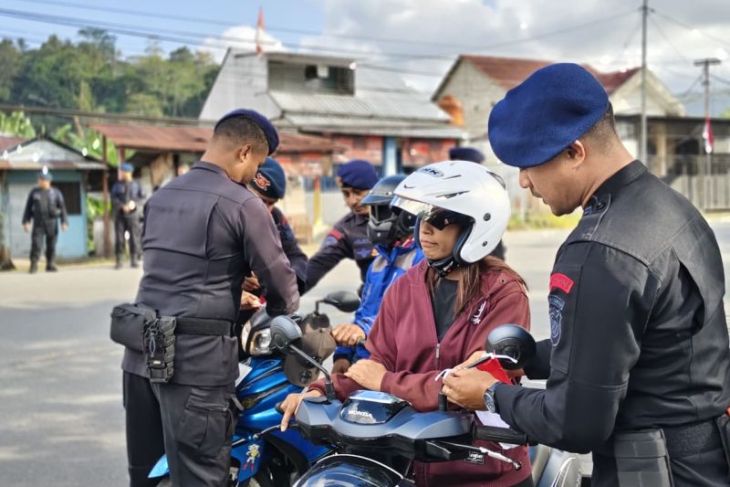 Polda Maluku bagi bendera merah putih ajak warga semangat kebangsaan