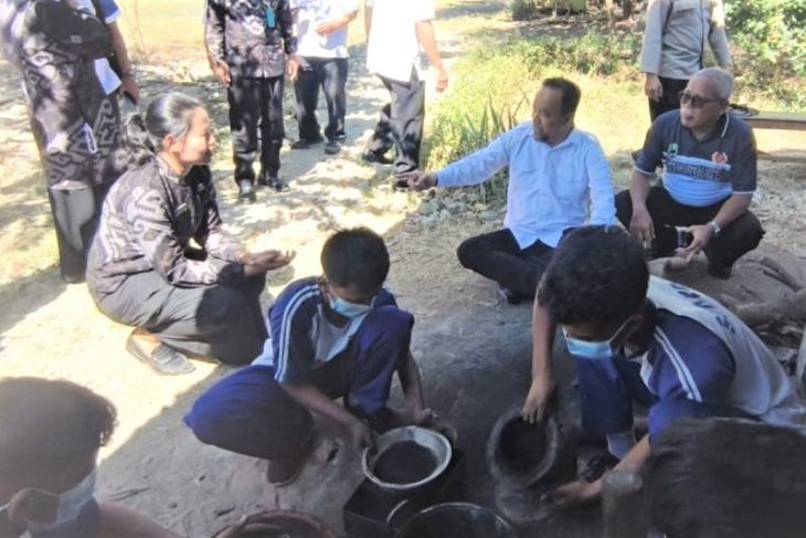 Wabup Magetan apresiasi siswa SMPN 2 Parang olah sampah jadi briket