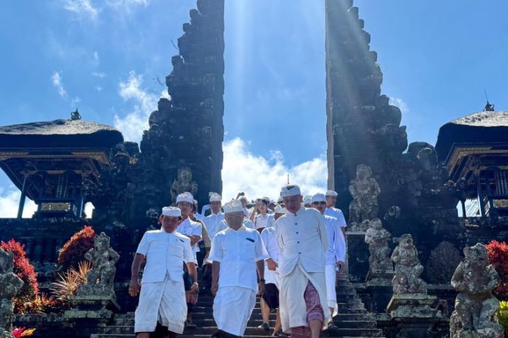 Koster dan pejabat Pemprov sembahyang di Besakih sambut HUT ke-68