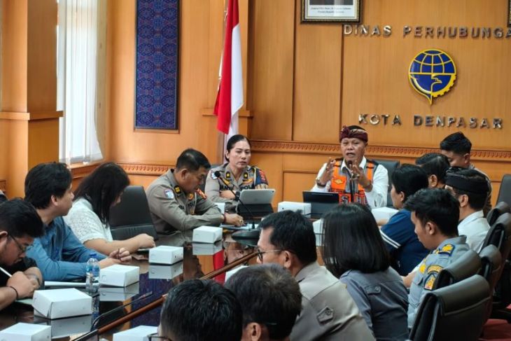 Papan pembatas di kawasan Living World tetep dipasang cegah kemacetan di jam sibuk