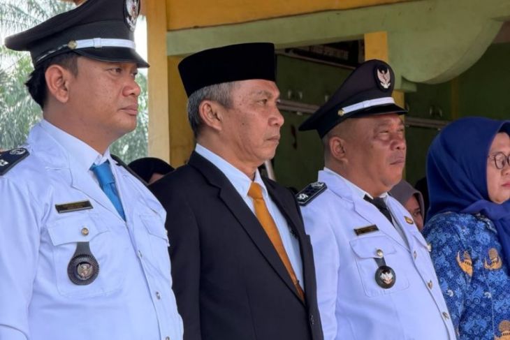 Wakil Ketua DPRD Labura bacakan teks Proklamasi pada HUT ke-81 RI di Londut