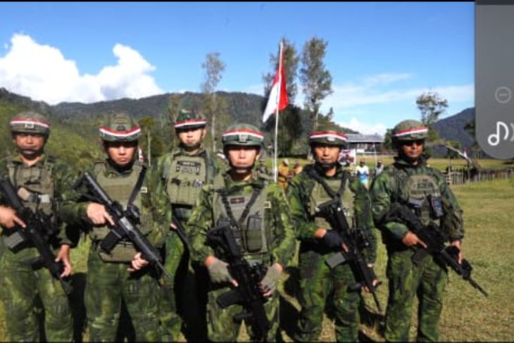 Prajurit TNI Koops Habema kibarkan Merah Putih di Distrik Ugimba