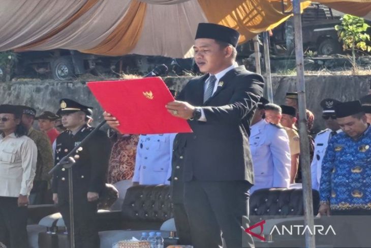 Anggota DPRD Kotabaru bacakan teks proklamasi di Kelumpang Hulu