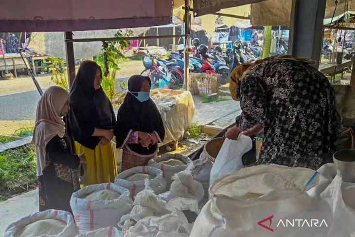 Beras siam bersubsidi Bupati HST ramai dibeli warga di Pasar Keramat Barabai
