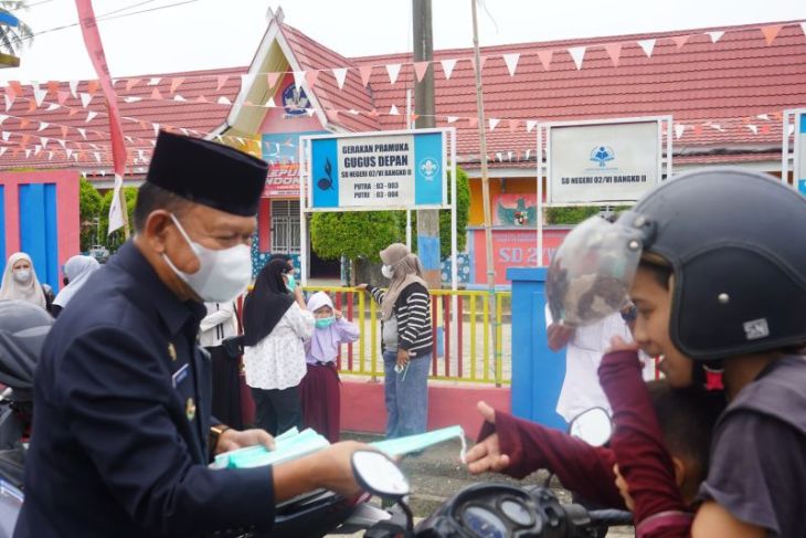 Pemkab Merangin bagikan masker ke pelajar
